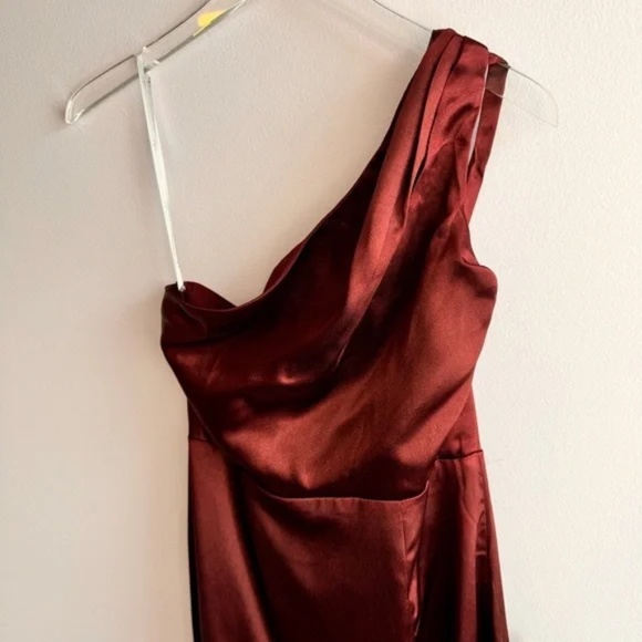 NWT Lulus Burgundy Satin One-Shoulder Maxi Dress Bridesmaid Wedding Guest - Picture 5 of 8